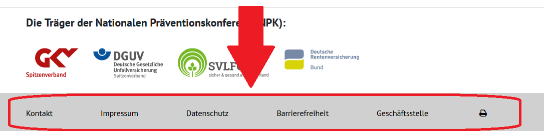 Das Bild zeigt einen Ausschnitt von der NPK-Internet-Seite. Die Fuß-Zeile ist mit einem roten Rahmen und einem Pfeil markiert. Bild Startseite Fußzeile markiert