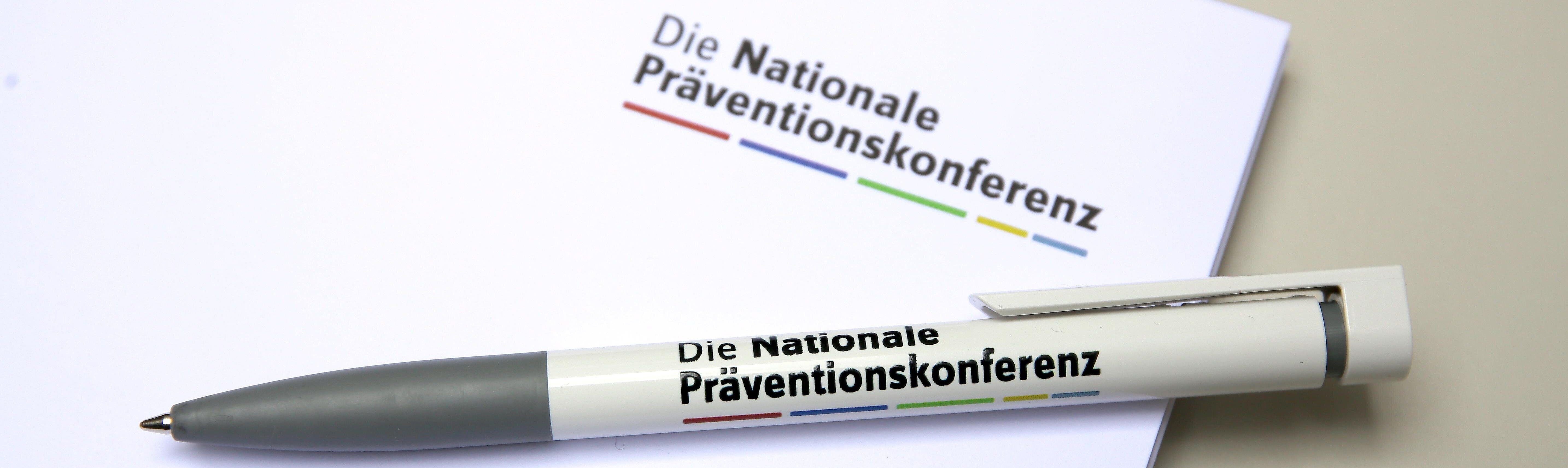 Schreibblock und Kugelschreiber mit Logo der NPK