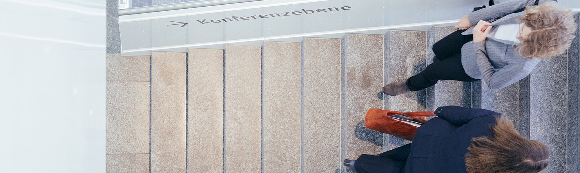 zwei Frauen auf der Treppe in einem Tagungszentrum zwei Frauen auf der Treppe in einem Tagungszentrum