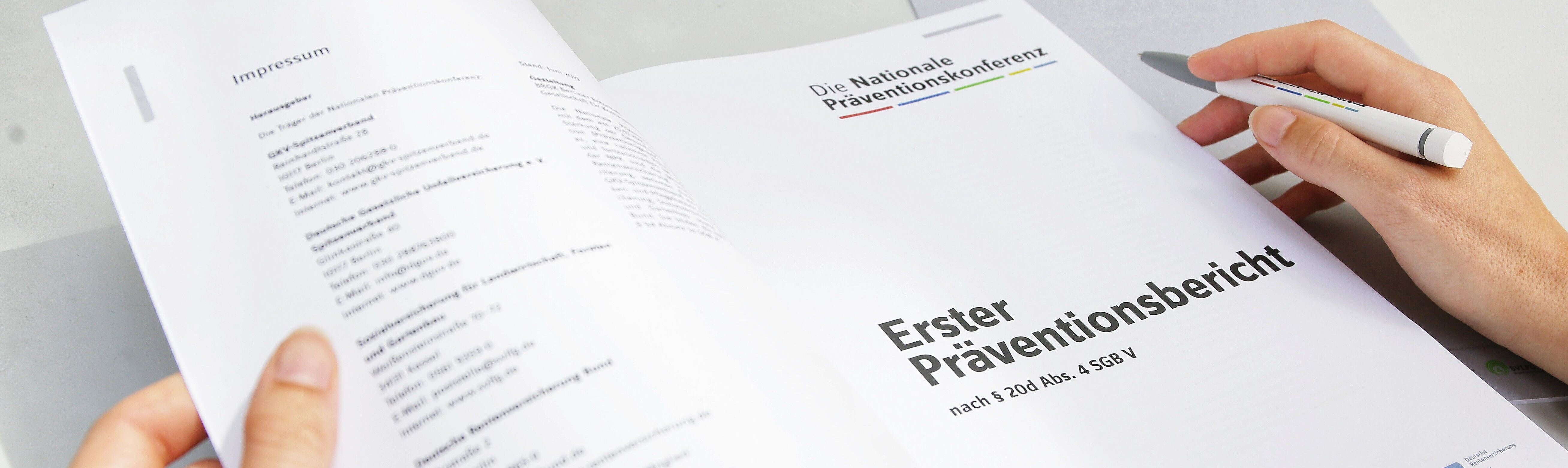 aufgeschlagenes Druckexemplar des NPK-Präventionsberichts 2019