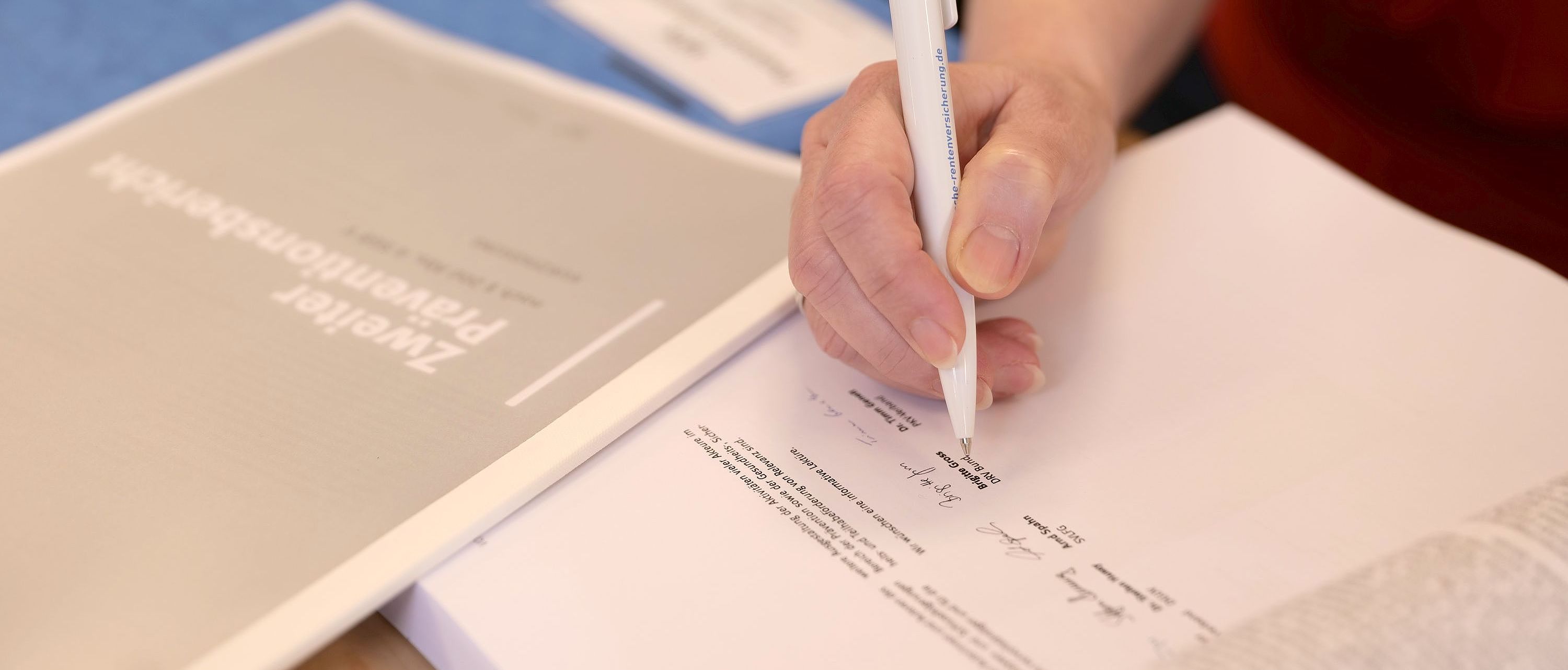 Zweiter Präventionsbericht der Nationalen Präventionskonferenz: Titelansicht und Unterzeichnung des Vorworts