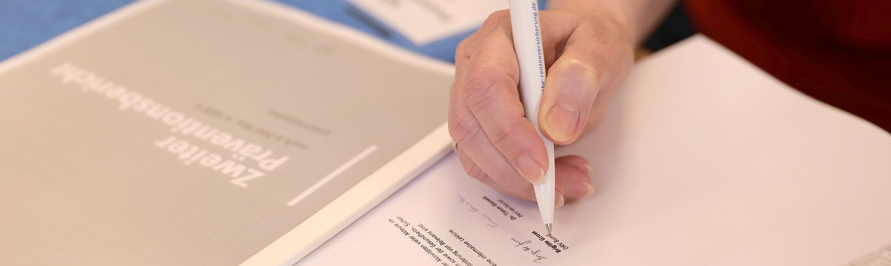 Zweiter Präventionsbericht der Nationalen Präventionskonferenz: Titelansicht und Unterzeichnung des Vorworts