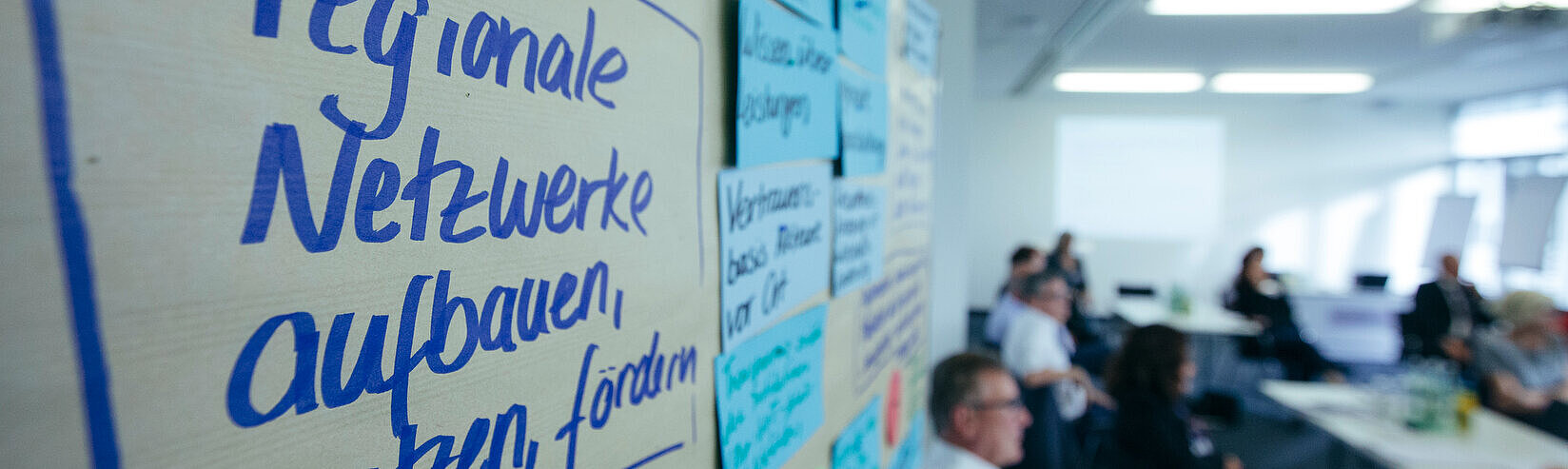 Umsetzung in den Ländern - Tafel mit Aufschrift