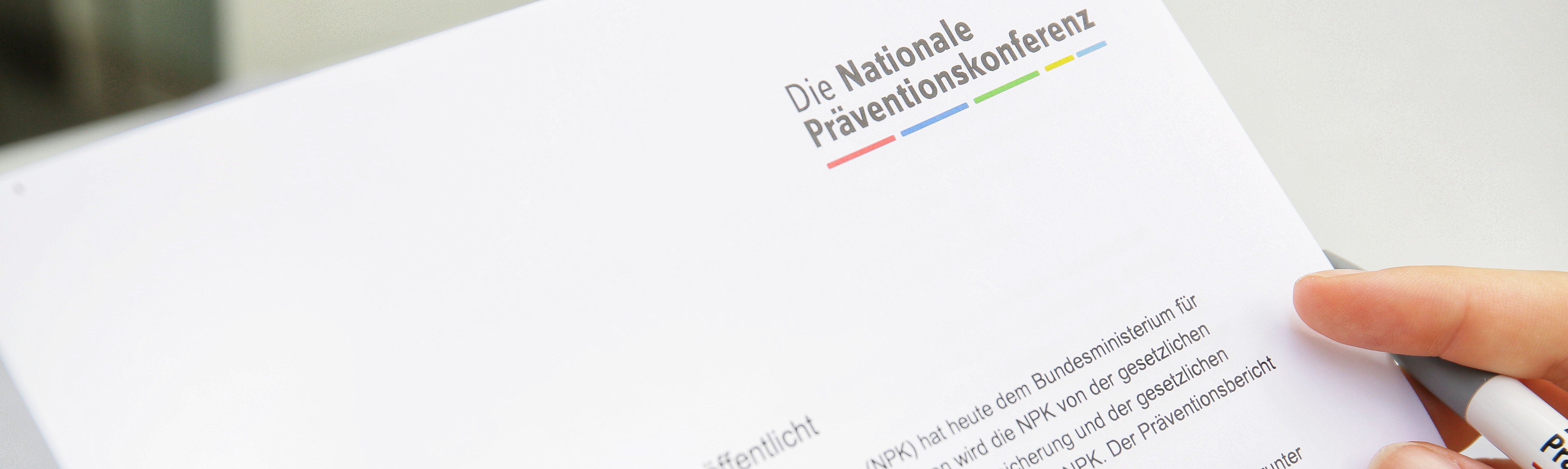 in Hand gehaltener Ausdruck der Pressemitteilung vom 25.06.2019 in Hand gehaltener Ausdruck der Pressemitteilung vom 25.06.2019