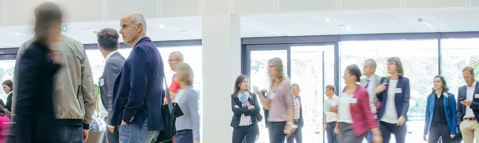 Menschen im Foyer eines Tagungszentrums