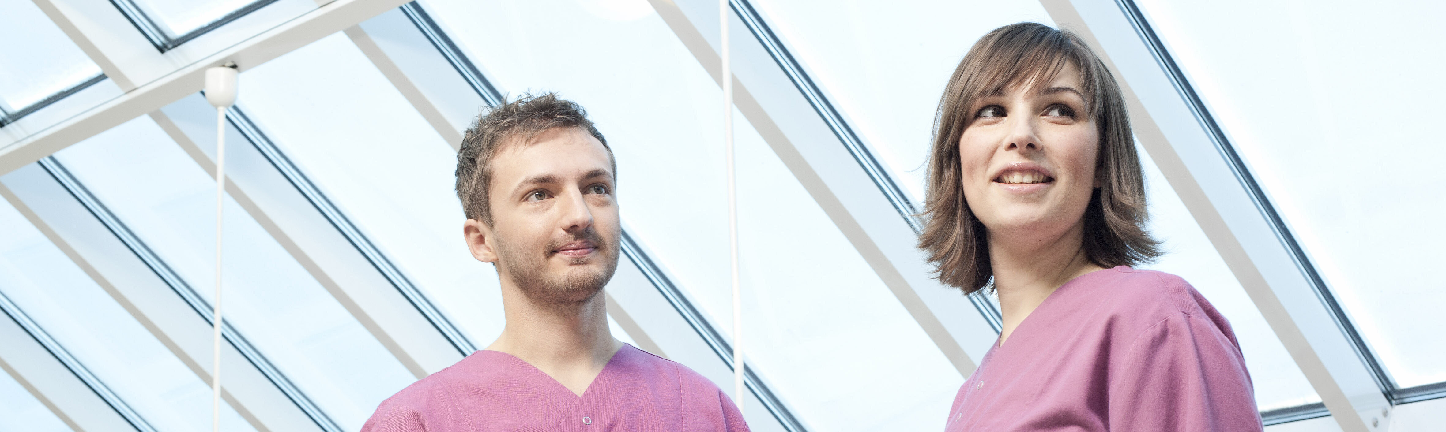 Ein Pfleger und eine Pflegerin im Gespräch Ein Pfleger und eine Pflegerin im Gespräch