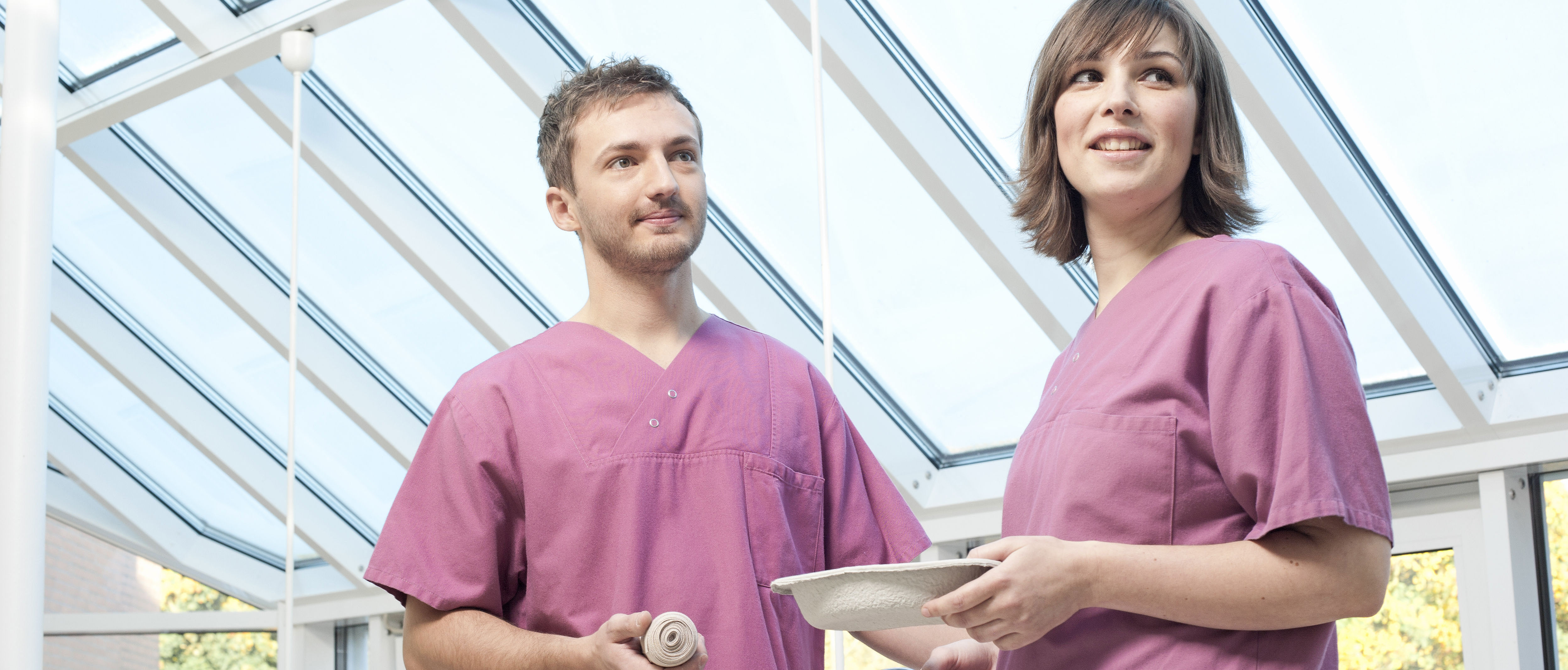 Ein Pfleger und eine Pflegerin im Gespräch